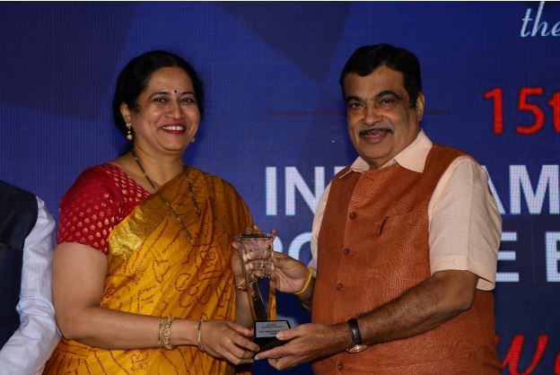 Ms Seema Ghanekar, Global Head, Industrial and Consumer Products at L&T Technology Services receives the Award on behalf of the company from Shri Nitin Gadkari 